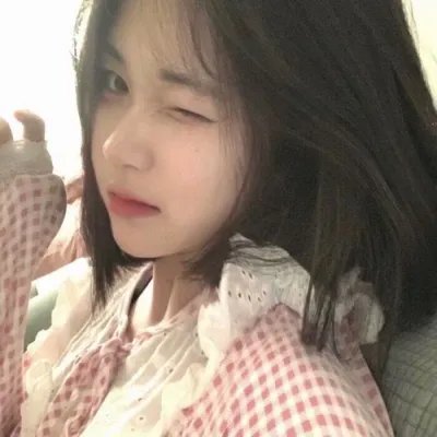 霓虹灯下的圣教士
